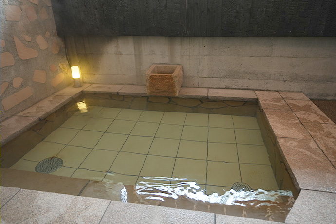 The open-air bath in the women's bath
