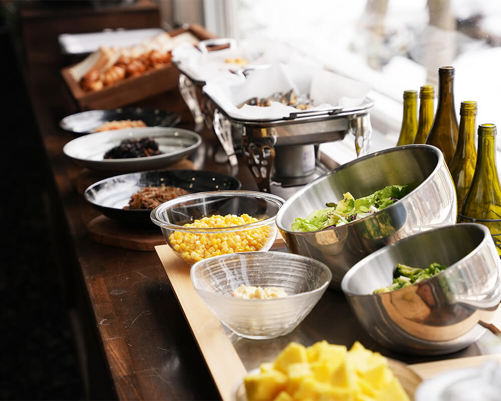 The breakfast buffet counter